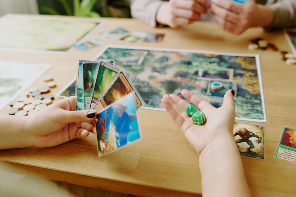 Zwei Personen spielen ein Brettspiel.